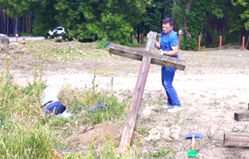 Защитники Куропат восстановили сломанные кресты возле «Поедем, поедим»