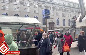 «Позорники!»: участники Марша в Минске обошли спецтранспорт лукашистов