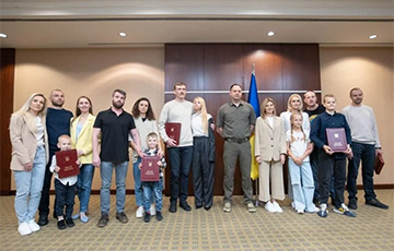 Освобожденные из плена командиры «Азова» встретились в Турции со своими семьями