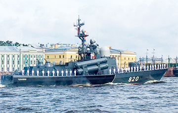 На параде в Петербурге военный катер врезался в мост