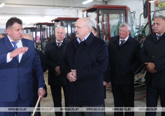 Лукашенко поручил разобраться с обеспеченностью льнозаводов техникой и семенами