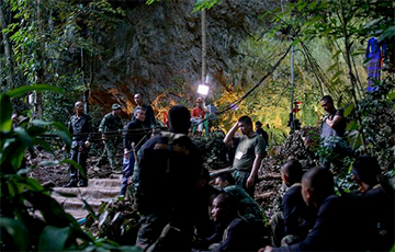 СМИ: Спасатели вывели первых школьников из пещеры Кхао Луанг в Таиланде