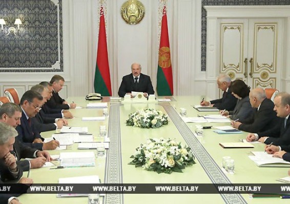 Лукашенко собрал экономический штаб и обрушился на него с неудобными вопросами