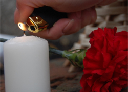 Белорусы несут в посольство Франции цветы и свечи