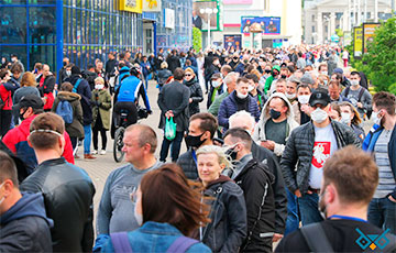 Большой фоторепортаж: Тысячи людей на пикете в Минске подписываются за перемены