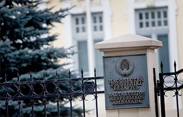 В Вильнюсе в белорусское посольство бросили бутылки с краской