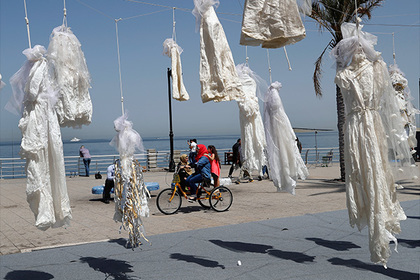 Ливанские женщины завесили набережную Бейрута свадебными платьями