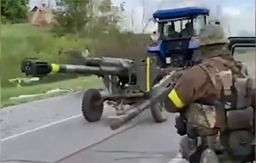 Фермеры на тракторах доставили украинским защитникам захваченную московитскую пушку «Нона-К» и танк Т-72