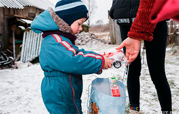 Детям в деревне под Лиозно вернули «украденный» Новый год