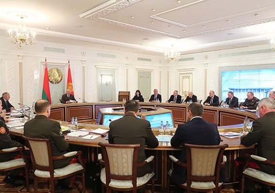 Лукашенко провел заседание Совбеза, где обсуждает новый план обороны страны