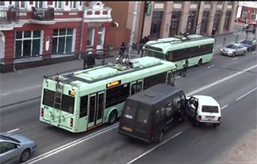 Видеофакт: в Гомеле троллейбус ездит без электричества