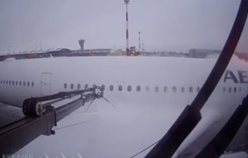 В России самолет протаранил поливочную машину: видео
