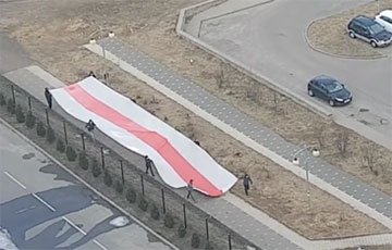 Жители Уручья вышли на марш с огромным бело-красно-белым флагом