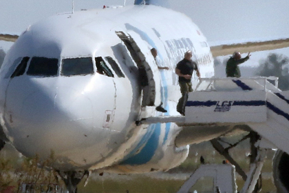 Самолет с пассажирами захваченного рейса EgyptAir вылетел из Ларнаки в Каир
