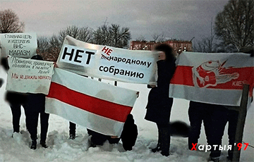 «Скоро весна и мы уже готовы»: Брестчане вышли на протесты с плакатами