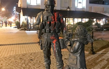 В Симферополе облили красной краской памятник «вежливым людям»