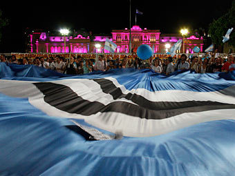 Аргентинцы устроили массовые протесты против третьего срока президента
