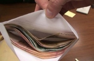 Налоговая зафиксировала 27 случаев выплаты зарплаты «в конвертах»