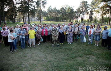 «Надеемся, что власти пойдут на диалог»: Жители Борисова вышли на стихийный митинг