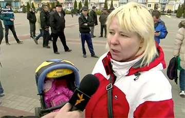В Пинске семья вышла на площадь с детской коляской: «За что наши деды воевали?»