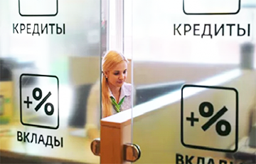 Белорусы массово выводят деньги из банков