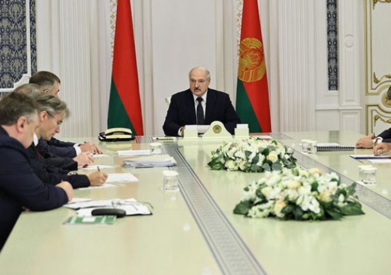 Лукашенко распорядился организовать в Беларуси производство картона и упаковки