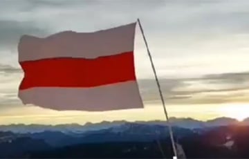 В Альпах подняли бело-красно-белый флаг