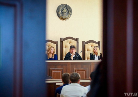 Начался суд над столбцовским подростком, убившим учительницу и школьника