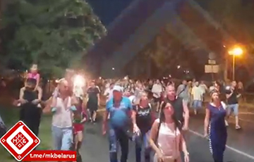 «Лукашенко — уходи!»: В Бресте шествие сторонников перемен собрало около 20 тысяч человек