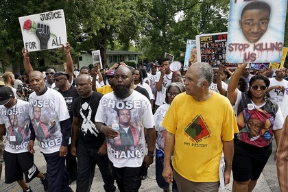 Маршу памяти убитого в Фергюсоне афроамериканца помешала стрельба