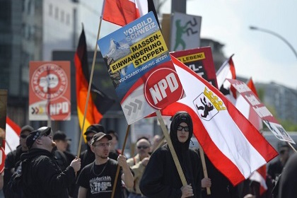 Жители Берлина заблокировали марш националистов