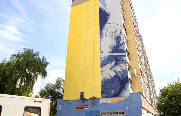 Фотофакт: В Минске закрасили граффити греческого художника