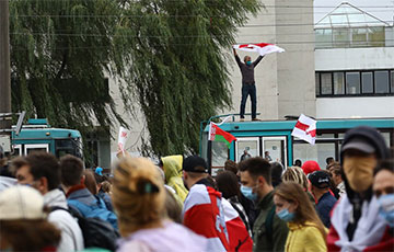 Мужчина забрался на трамвай и поднял бело-красно-белый флаг