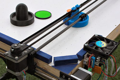 Из деталей 3D-принтера собрали робота для игры в аэрохоккей
