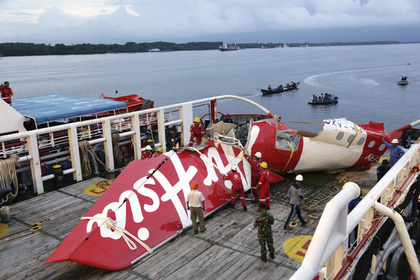 Фюзеляж лайнера AirAsia поднимут при плохой погоде