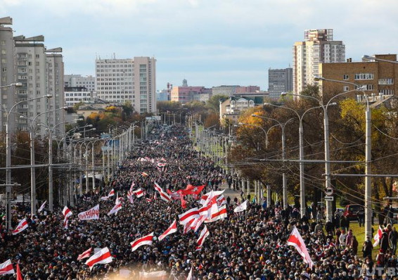 Около 100 тысяч человек собрались в воскресенье на Партизанский марш