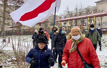 Нина Багинская с бело-красно-белым флагом вышла на Марш