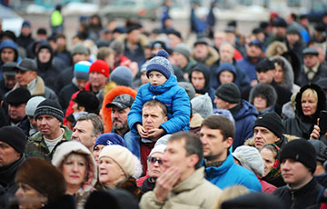 Белорусы – о новогодних «сюрпризах» властей: Очень много людей задумывается
