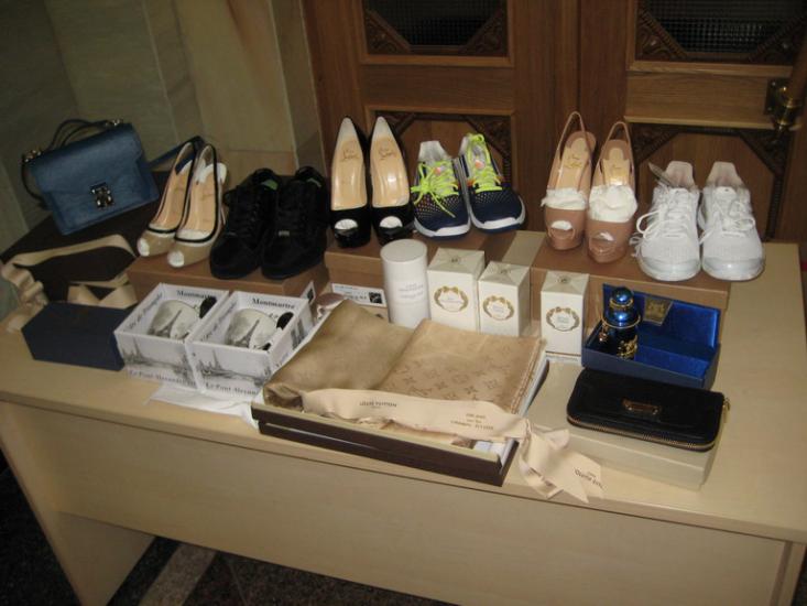 Таможенники изъяли у россиянина одежду Louis Vuitton на $13 тысяч