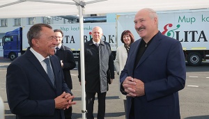 Лукашенко посетил «Вітэкс» и пообещал больше никогда не использовать импортную косметику
