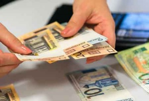 Средняя зарплата в Беларуси за два месяца сократилась более чем на 13%