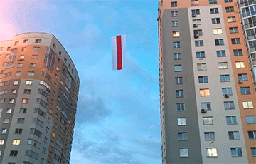 Бело-красно-белый флаг вывесили на уровне 15 этажа в Минске