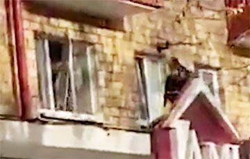 Лукашисты выбили окно в одном из домов на Партизанском проспекте
