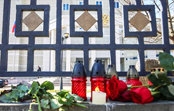 Минчане несут цветы и свечи к российскому посольству