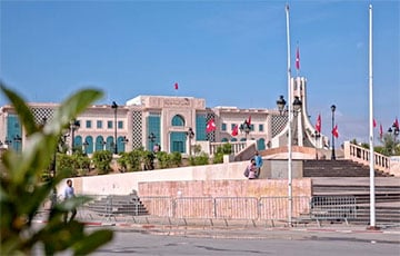 Военная техника прибыла к зданию парламента Туниса и окружила его