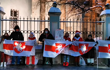Белорусы Москвы вышли в поддержку бело-красно-белого флага