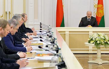 Лукашенко потребовал от чиновников трудоустроить своих любовниц и любовников
