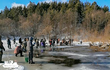 Толпы «рыбаков»  вышли на лед Немане и выгребают рыбу руками