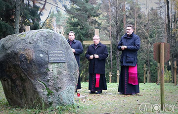 Митрополит Тадеуш Кондрусевич помолился за погибших в Куропатах и Тростенце