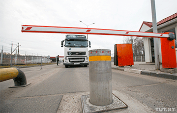 Перевозчик: Многим грузовикам из Литвы и Польши приходится объезжать Беларусь